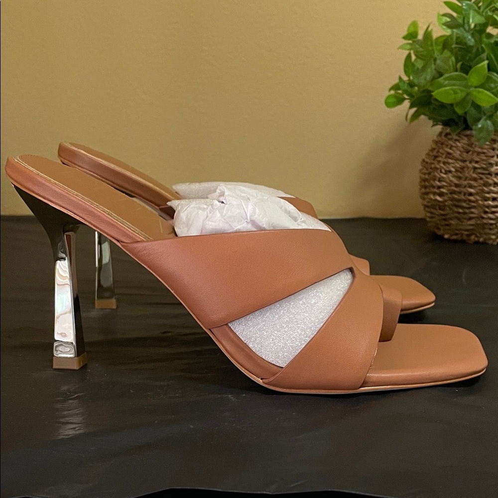 NIB DELTAN Francesca Bran Tan Leather Square Toe Designer Sandals GOLD Heels 10